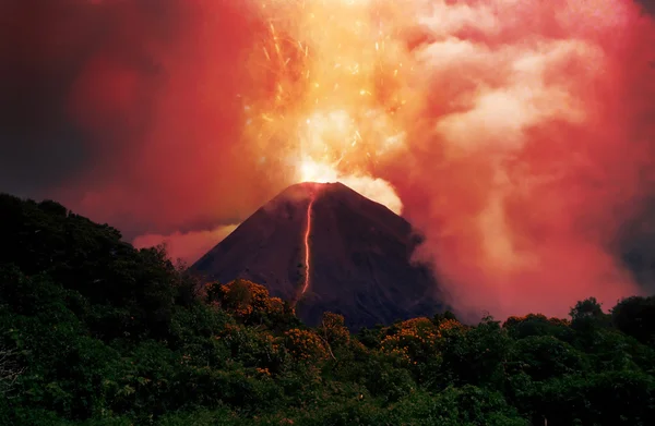 Извергающийся вулкан — стоковое фото