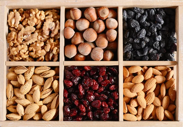 Орехи и сухофрукты mix в деревянной коробке — стоковое фото