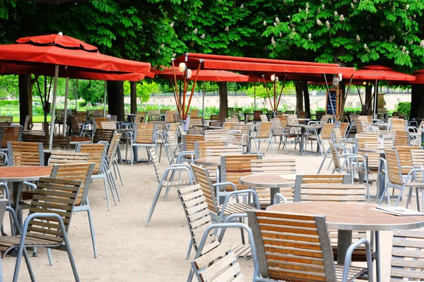 Кафе на террасе в саду Тюильри, Париж — стоковое фото