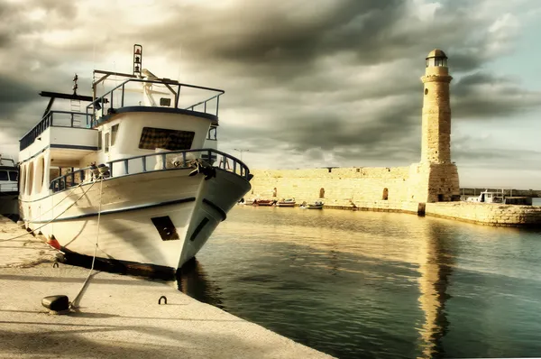 Маяк и лодки в Старый порт Ретимно - художественный тонированные картина Стоковая Картинка