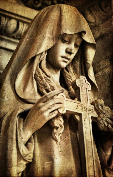 Печальный Ангел с крестом Стоковое Изображение