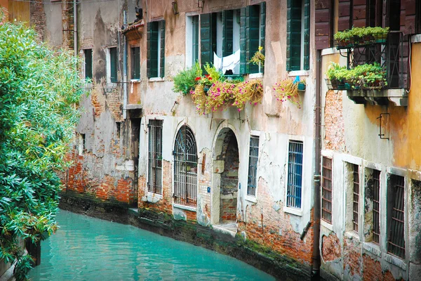 Узкая аллея в Венеции — стоковое фото