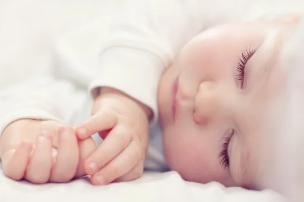 Портрет крупным планом красивого спящего ребенка на белом — стоковое фото