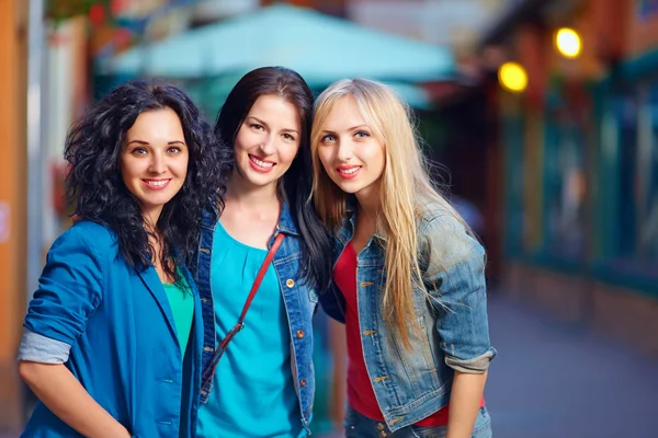 Три красивых девушек на улице вечером — стоковое фото