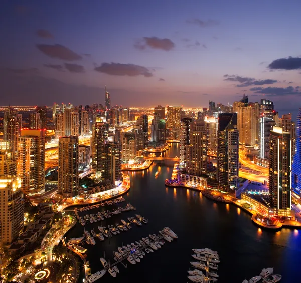 Вид гавани Дубая, в сумерках, также показаны jbh — стоковое фото