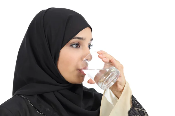 Арабская женщина питьевой воды из стекла — стоковое фото