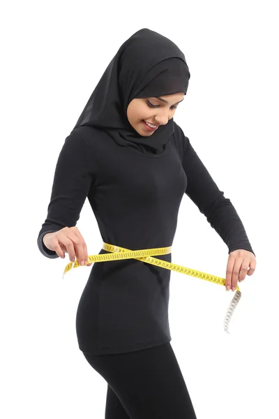 Арабская женщина, измерения талии с ленты мера — стоковое фото