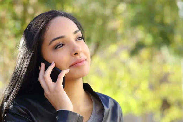 Арабская деловая женщина на мобильный телефон в парке — стоковое фото
