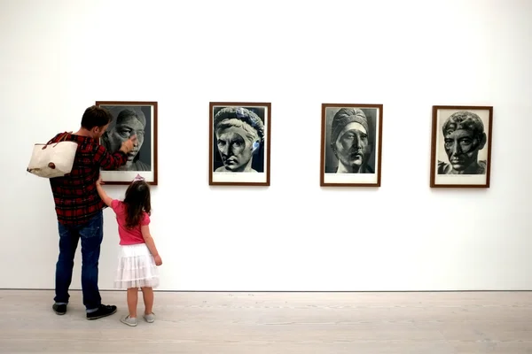 Семья в художественной выставке в Галерее Саатчи — стоковое фото