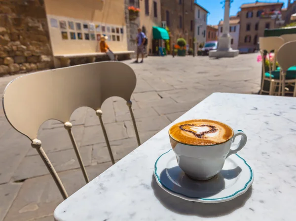 Итальянская чашка кофе со взбитыми сливками в террасе кафе с видом на улицу, ita — стоковое фото
