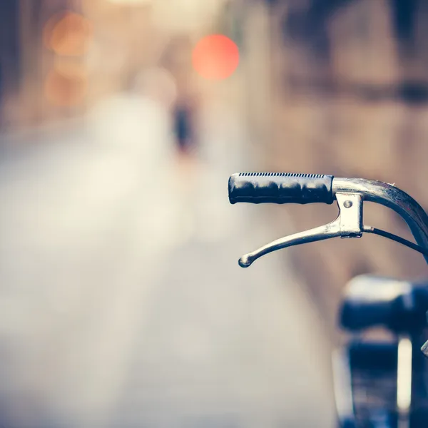 Руль старого велосипеда, покоящегося на узкой улице (год изготовления вина co — стоковое фото