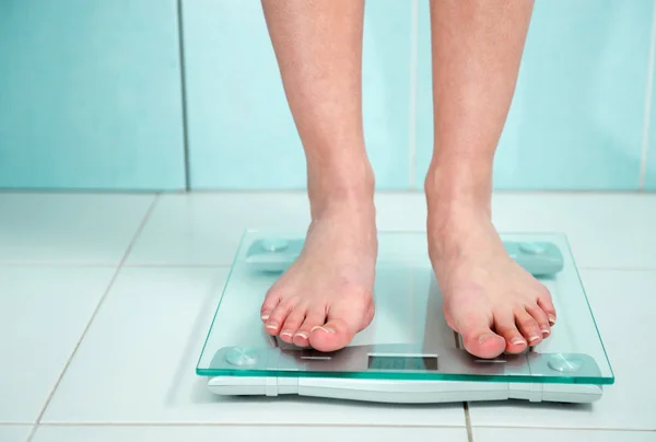 Заделывают женщина ноги весом в ванной комнате Лицензионные Стоковые Изображения
