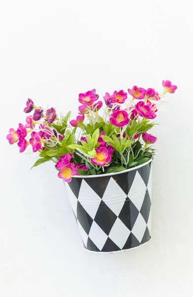 Пластиковые цветы в вазе — стоковое фото
