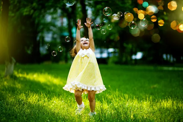Девочка с пузырями — стоковое фото