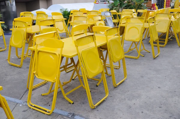 Желтый стали таблицы наборов с складные стулья — стоковое фото