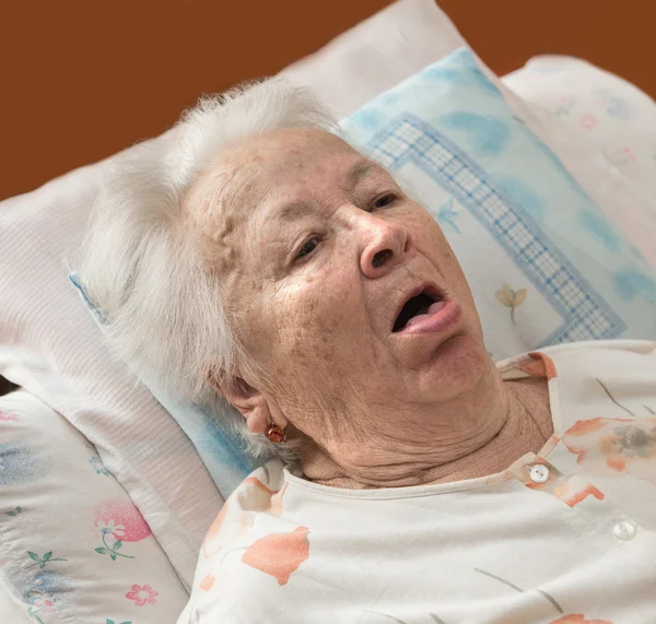 Больные старший женщина — стоковое фото
