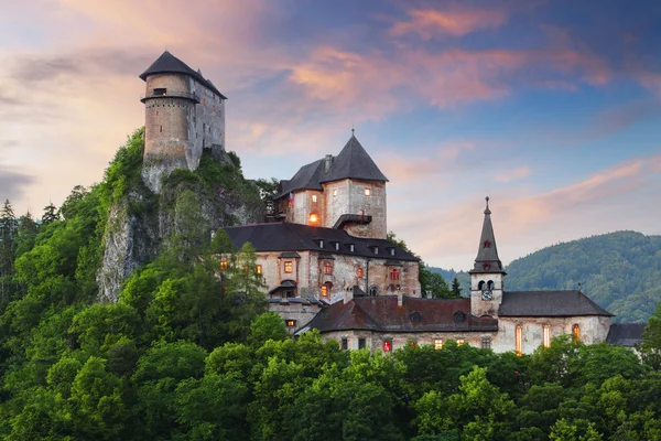 Красивый замок Словакии на закате - Oravsky град Лицензионные Стоковые Изображения