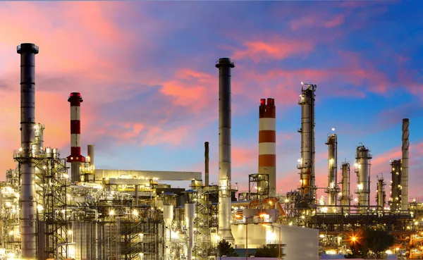Нефть и газ нефтеперерабатывающий завод на Сумерки - нефтехимический завод — стоковое фото