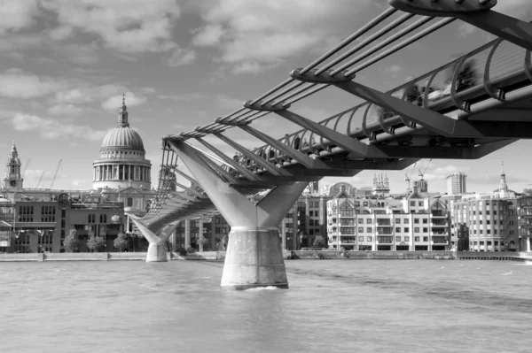 Собор Святого Павла и мостик тысячелетия Лондон, Великобритания — стоковое фото