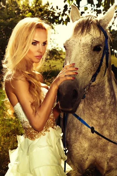 Портрет великолепная блондинка девушка с лошадью Лицензионные Стоковые Фото