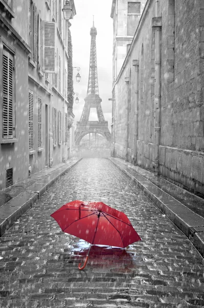 Эйфелева башня вид с улицы Парижа — стоковое фото