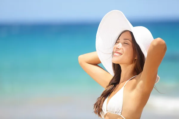 Расслабляющий пляж женщина наслаждаясь летнего солнца счастливы — стоковое фото