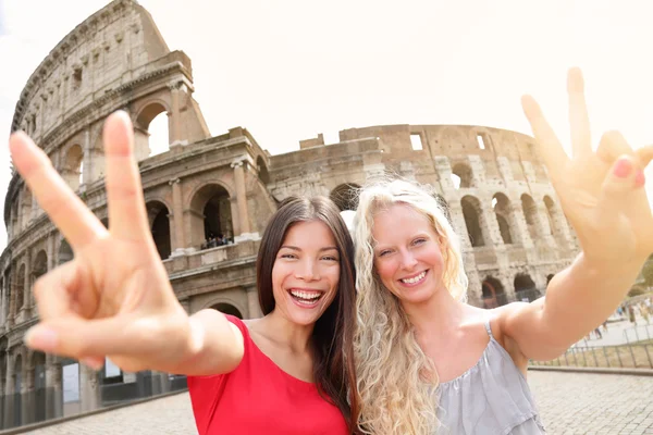 Друзья девушки туристические путешествия, Колизей, Рим — стоковое фото