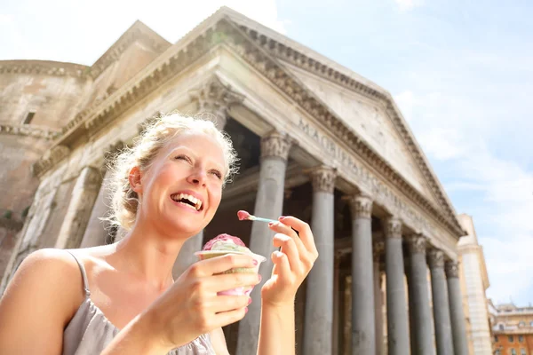 Девочка ест мороженое, Пантеон, Рим, Италия — стоковое фото