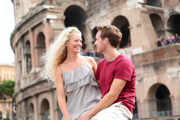 Пара путешествия в Рим, Колизей в любви — стоковое фото