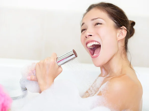 Женщина, петь в ванной душ — стоковое фото