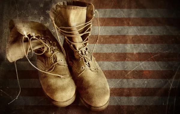 Армия США ботинки на флаге старой бумаги. 4 июля фона — стоковое фото