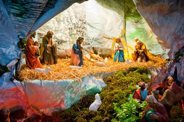 Традиционный Рождественский показ рождение Иисуса из малых фигур — стоковое фото