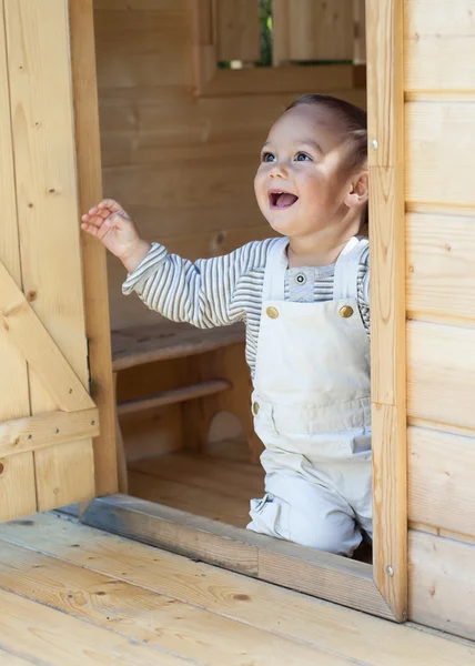 Ребенок, играющий в сад или игрушка дом Лицензионные Стоковые Фото