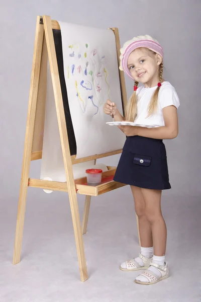 Девушка в образе художник рисует на мольберте — стоковое фото