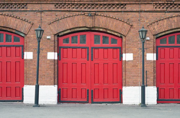 Красная Старая дверь — стоковое фото