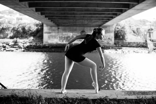 Балерина позирует под мостом Стоковое Изображение