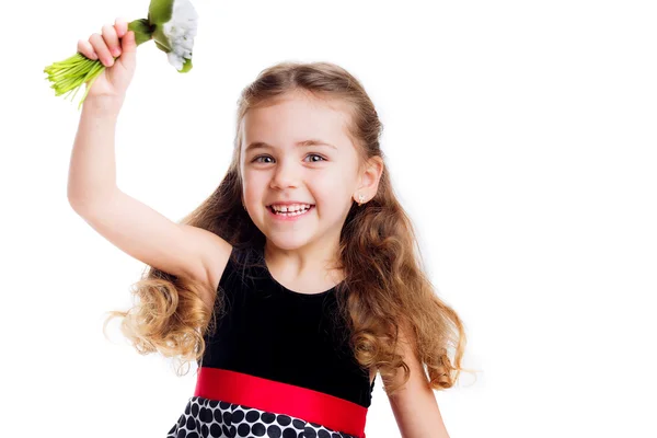 Маленькая девочка с букетом подснежников — стоковое фото