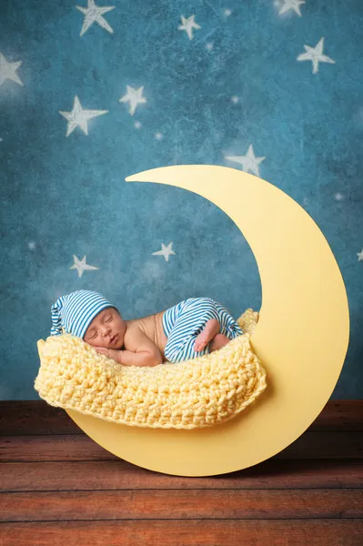 Новорожденный мальчик, сон на Луне — стоковое фото