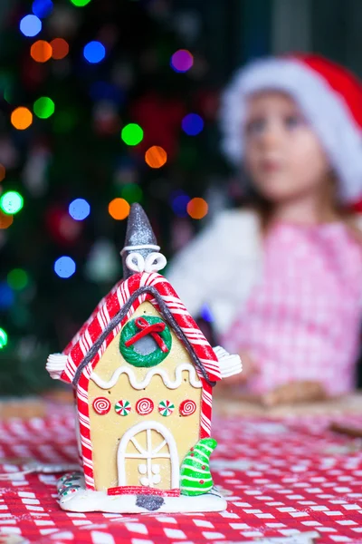 Пряник сказочный дом украшен Красочные конфеты на фоне маленькая девочка — стоковое фото