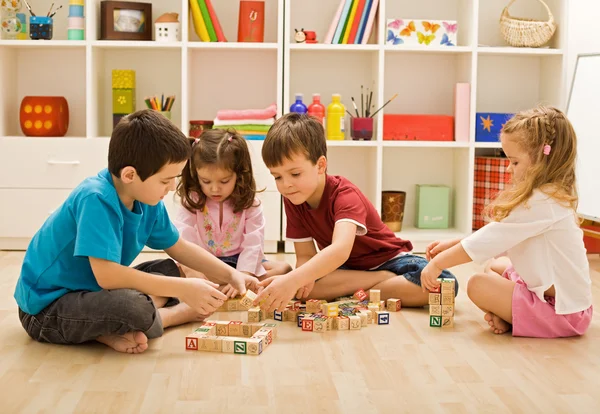 Дети, играющие с блоками — стоковое фото