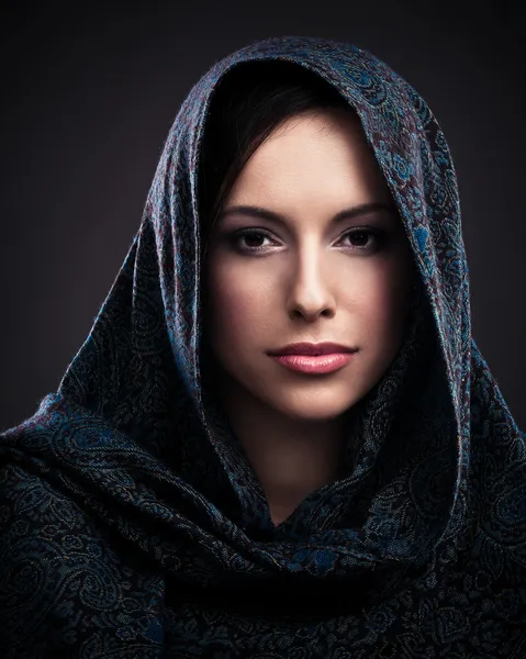 Красивая женщина с платок Лицензионные Стоковые Изображения