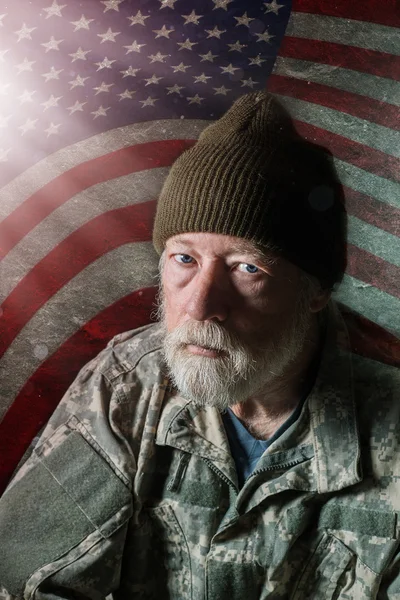 Старший военный человек перед американским флагом — стоковое фото