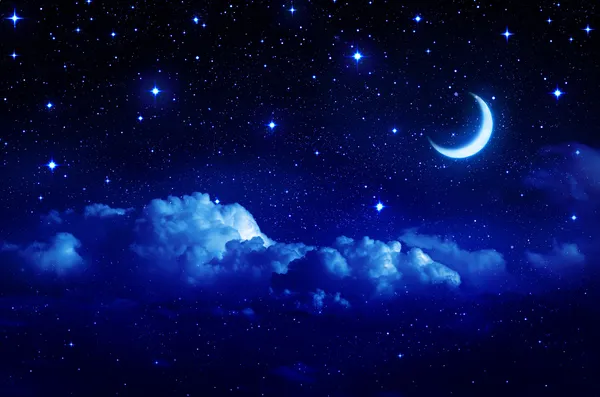Звездное небо с Хаф-Мун в живописном cloudscape Лицензионные Стоковые Фото