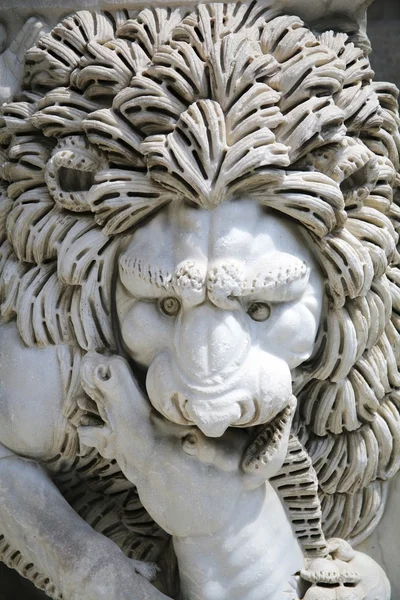 Статуя льва, кусает лошадь Стоковая Картинка
