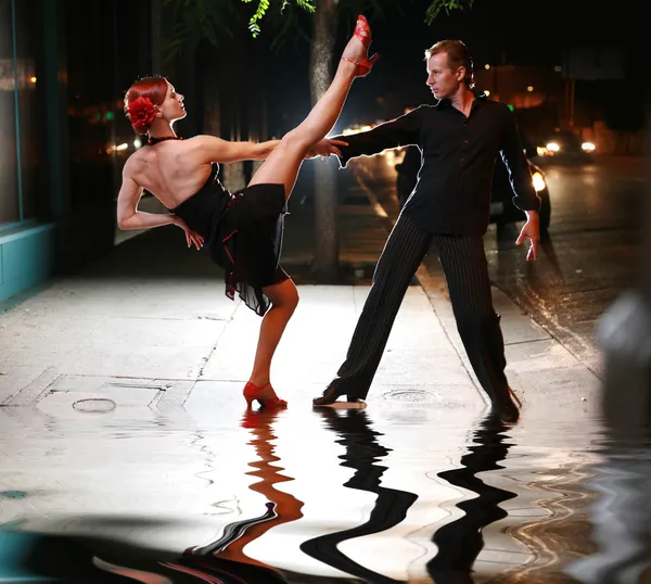 Горячая латинская танец на улице — стоковое фото