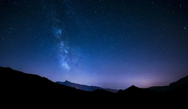 Ночное небо звёзды с Млечного пути на фоне горы — стоковое фото