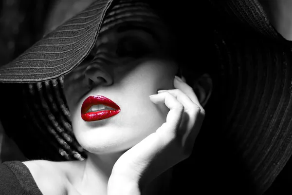Загадочная женщина в черной шляпе. красные губы Стоковая Картинка