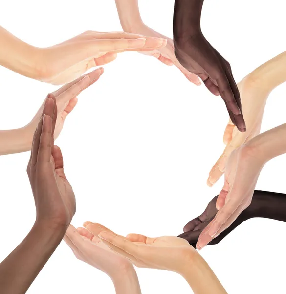 Концептуальная символом различных рас человеческих рук сделав круг — стоковое фото