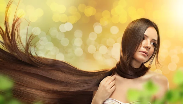 Каштановые волосы. красавица со здоровыми длинными волосами — стоковое фото