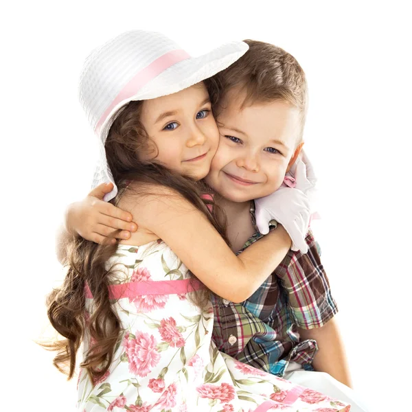 Маленький мальчик и девочка, обнимая изолированных над белой — стоковое фото